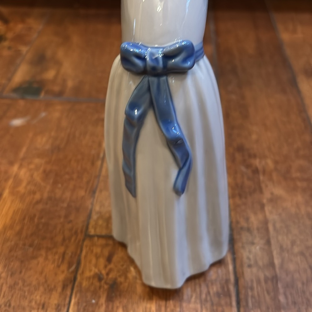 Lladro BASHFUL GIRL WITH STRAW HAT Daisa 1978 Spain Porcelain Figurine - Picture 2 of 5